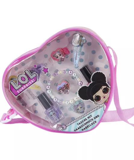 Tasche mit Haarschmuck und Nagellack