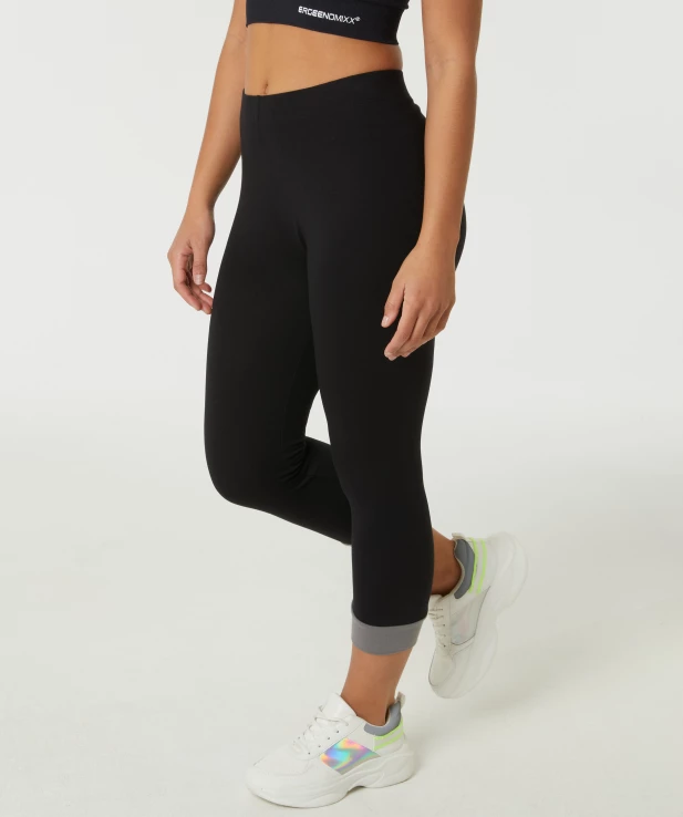 sport-leggings-in-caprilaenge-schwarz-117655510000_1000_HB_M_EP_01.jpg