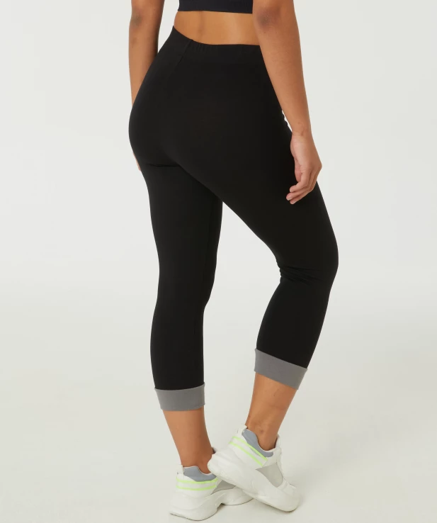 sport-leggings-in-caprilaenge-schwarz-117655510000_1000_NB_M_EP_01.jpg