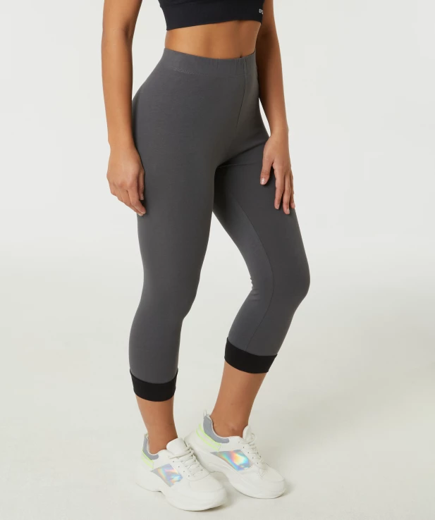 sport-leggings-in-caprilaenge-dunkelgrau-117655511140_1114_HB_M_EP_01.jpg