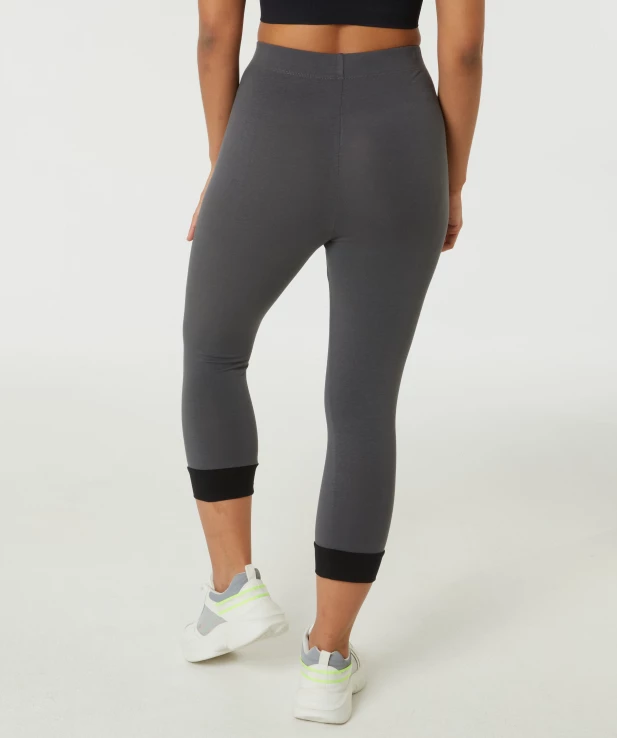 sport-leggings-in-caprilaenge-dunkelgrau-117655511140_1114_NB_M_EP_01.jpg