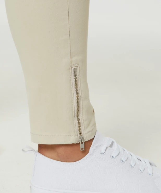 twillhose-mit-ziernaehten-beige-117686881430_8143_DB_M_EP_02.jpg