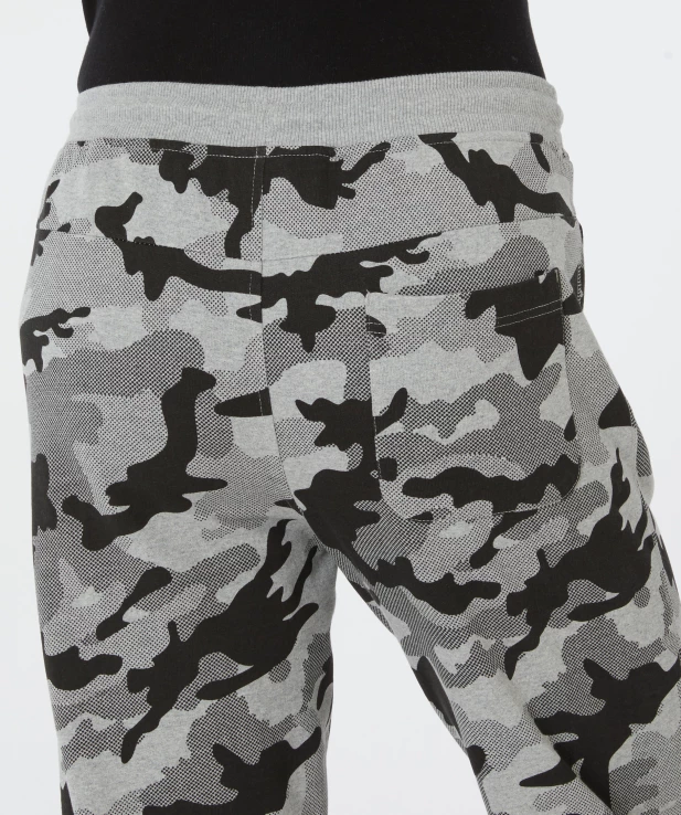 jogginghose-camouflage-grau-bedruckt-118056111120_1112_DB_M_EP_01.jpg