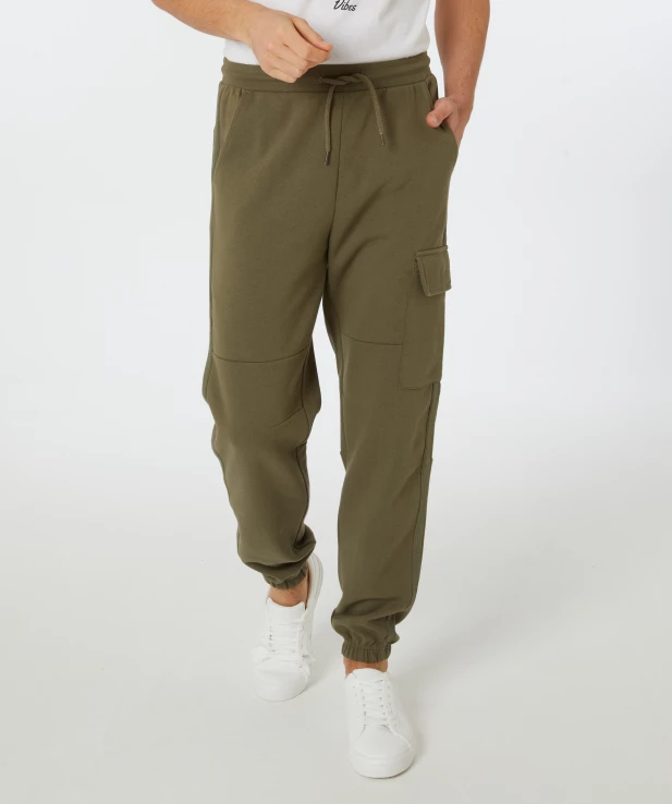 jogginghose-mit-cargotasche-khaki-118059518400_1840_HB_M_EP_01.jpg