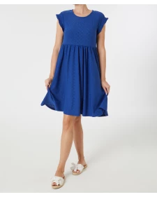 Blaues Kleid mit Lochstickereien