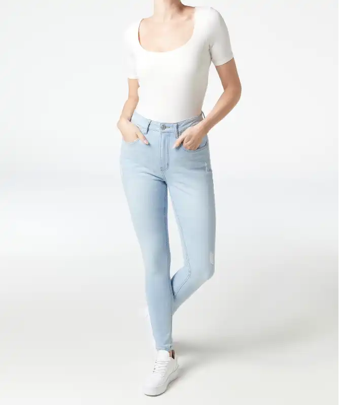 Jeansy z wysokim stanem