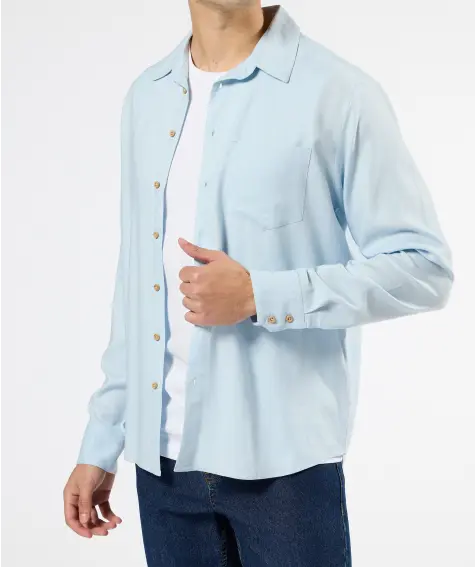 Hellblaues Hemd mit Leinenanteil