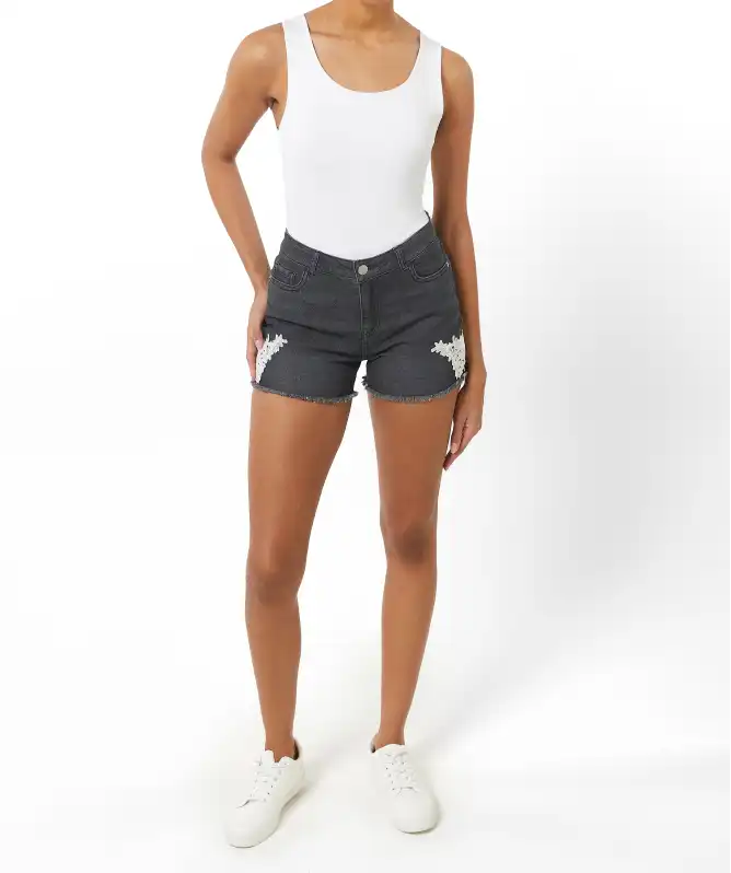 Jeans-Shorts mit Spitze