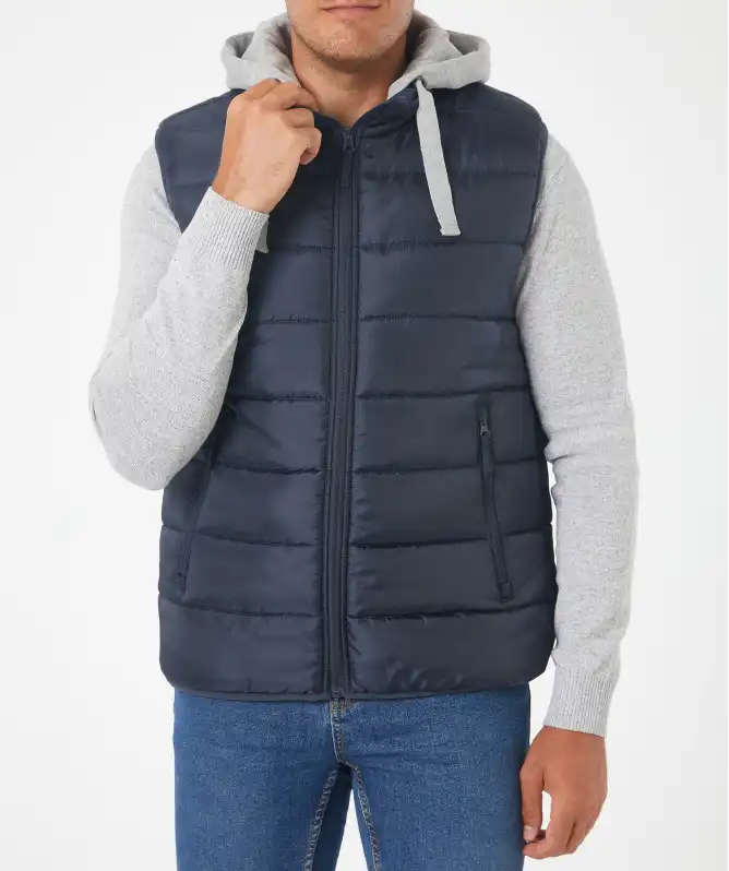 Prošívaná vesta s kapucí