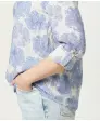 Bluse mit blauen Blumen