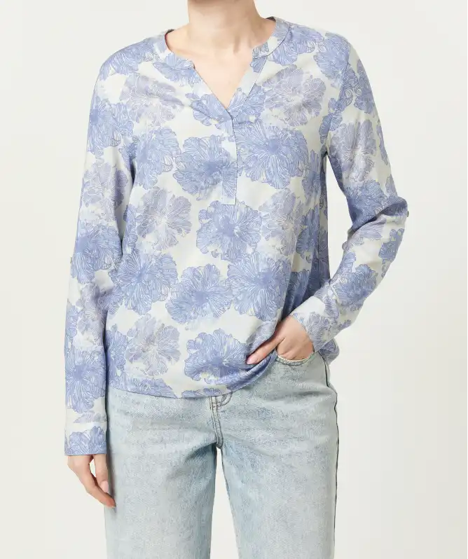 Bluse mit blauen Blumen