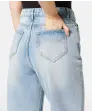 Mom-Jeans mit Destroyed-Effekten