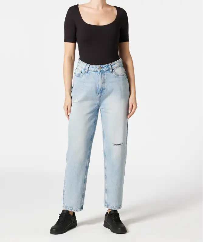 Mom-Jeans mit Destroyed-Effekten