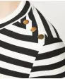 T-Shirt mit goldenen Zierknöpfen