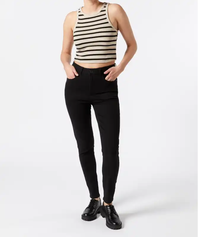 Jeansy z wysokim stanem