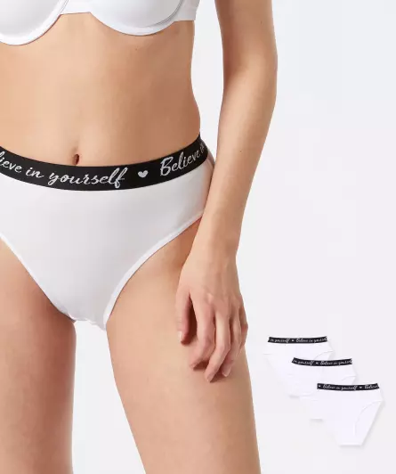 Slips mit Schriftzügen