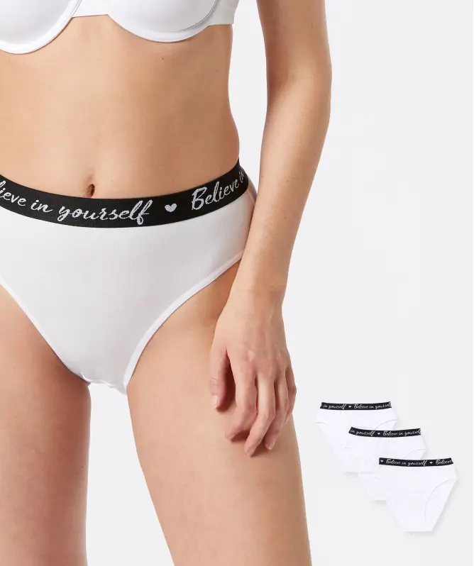 Slips mit Schriftzügen