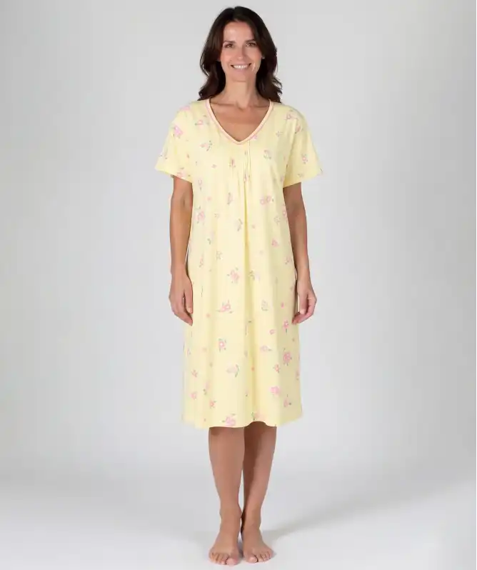 Žluté velké tričko s květinami