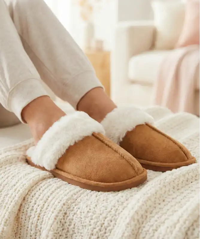 Hausslipper in Wildlederoptik