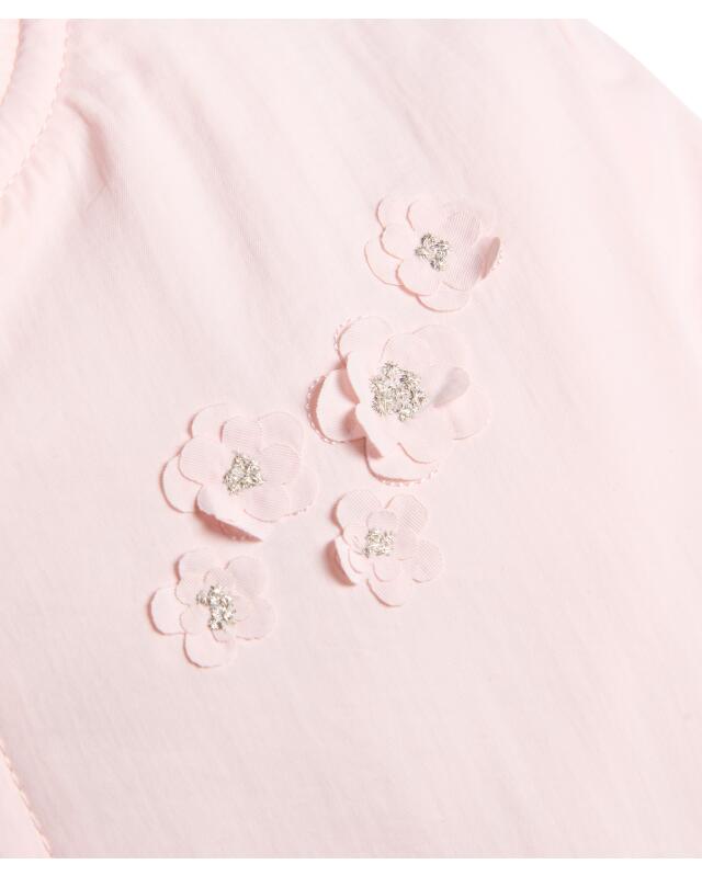 جاكيت برقع زهور للرضيعة، وردي فاتح (KiK Jacke mit Blumen-Aufnähern (hellrosa)) — KiK, منتج ألماني أصلي في المغرب