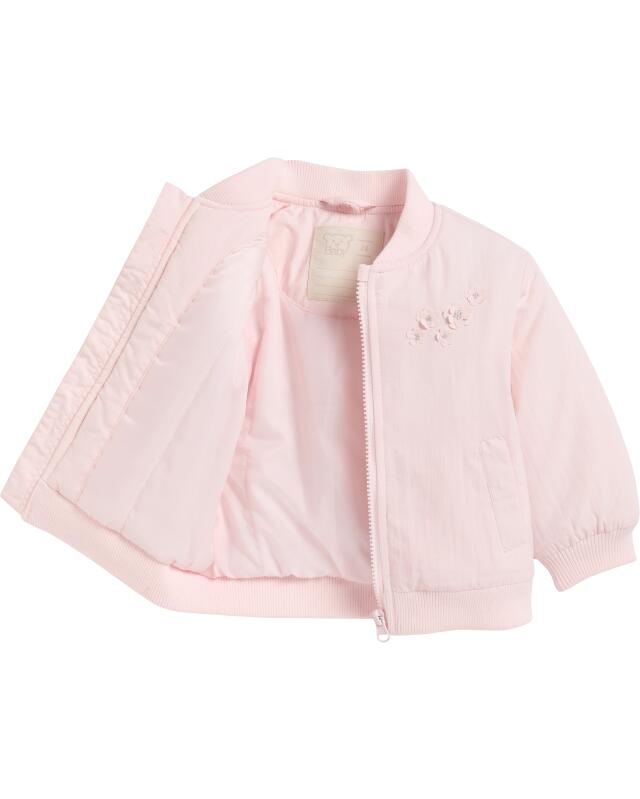 جاكيت برقع زهور للرضيعة، وردي فاتح (KiK Jacke mit Blumen-Aufnähern (hellrosa)) — KiK, منتج ألماني أصلي في المغرب