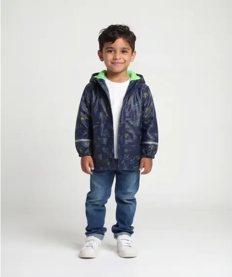 Regenjacke mit Rennwagenmotiven