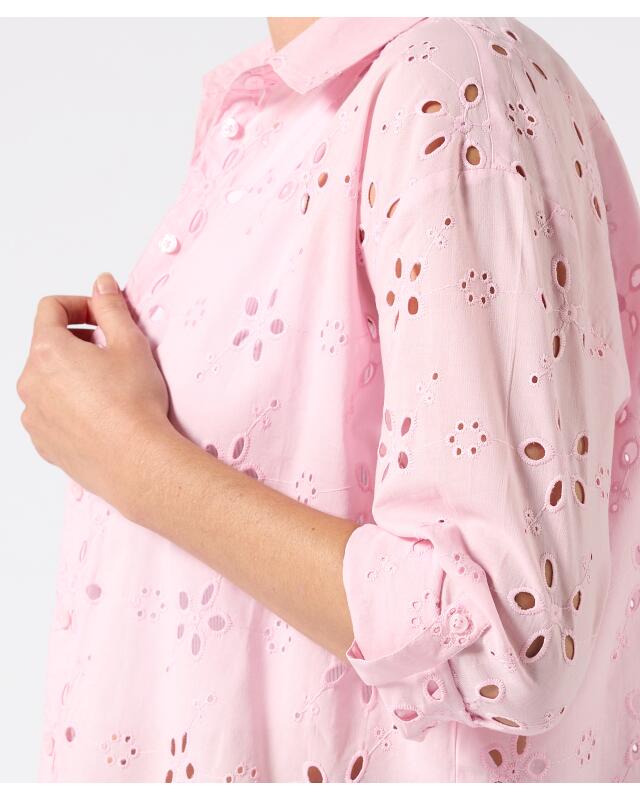 بلوزة بنقشة مثقّبة للنساء، وردي (KiK Bluse mit Lochmuster (rosa)) — KiK, منتج ألماني أصلي في المغرب