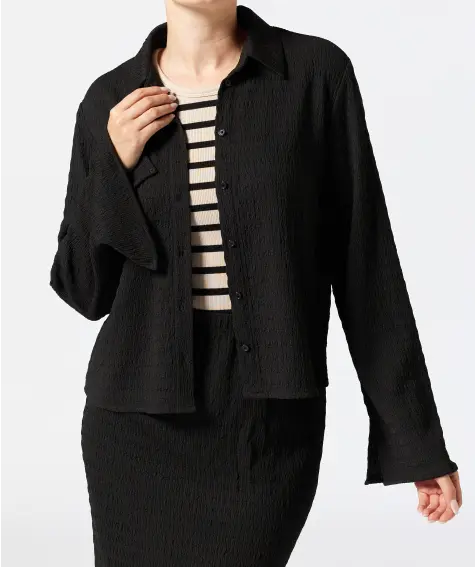 Křiklavá halenka s trumpetovými rukávy