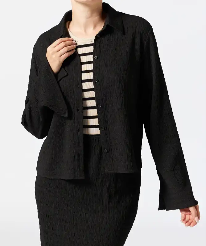 Křiklavá halenka s trumpetovými rukávy