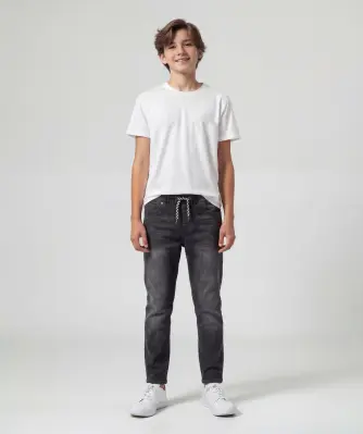 Dunkle Jeans ohne Knopf