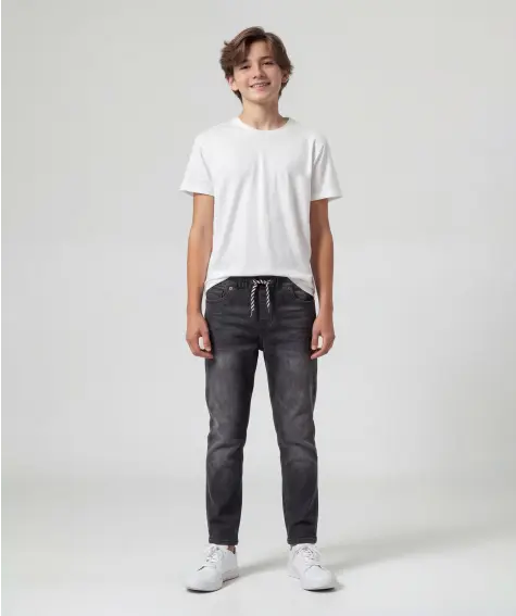 Dunkle Jeans ohne Knopf