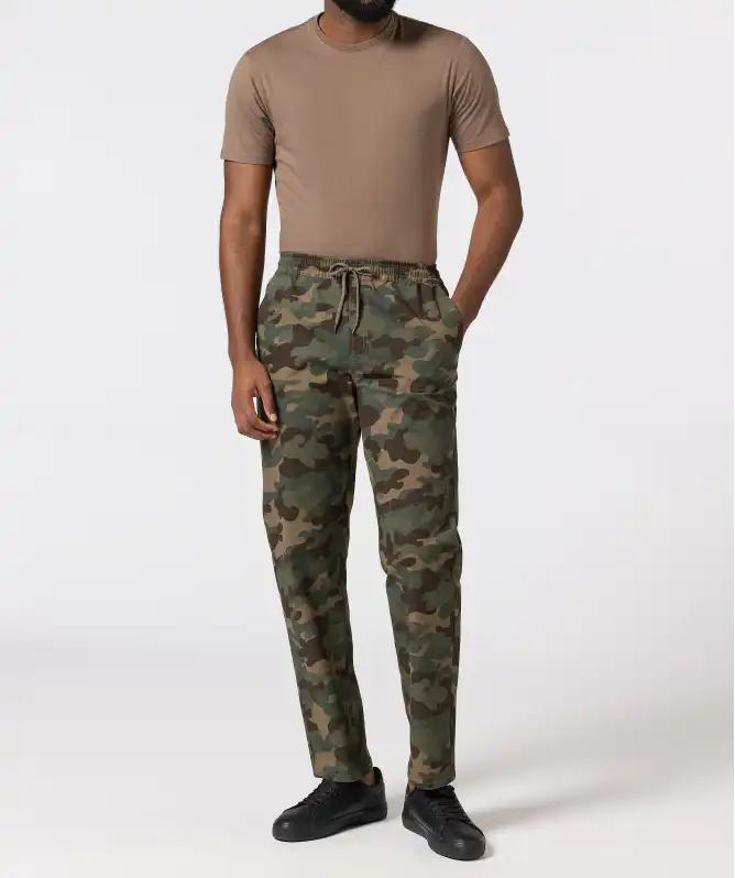 Broek met camouflage patroon