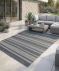 Gestreifter Outdoorteppich grau