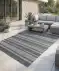Gestreifter Outdoorteppich grau