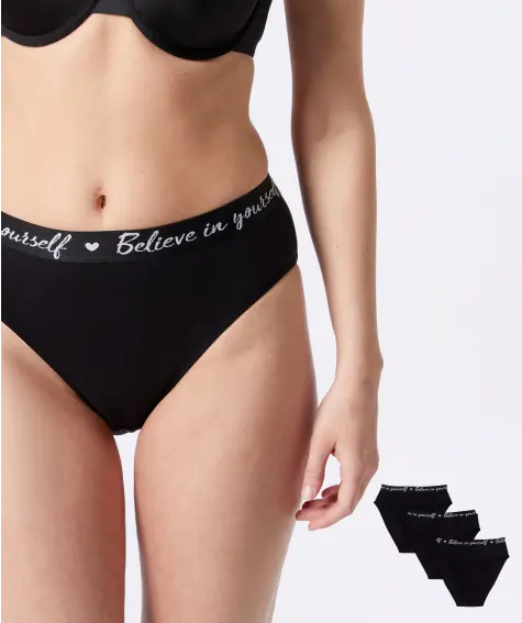 Slips mit Schriftzügen