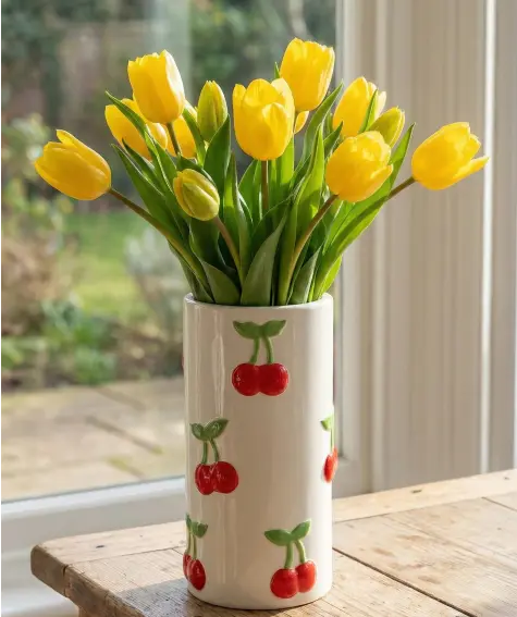 Keramická váza s třešněmi