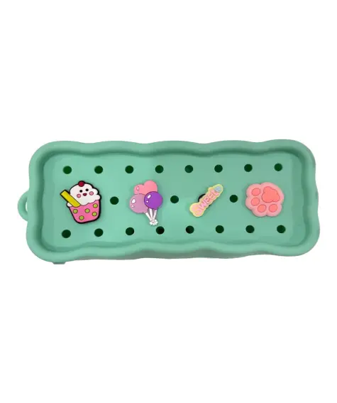 Etui met gaasmotief en bedeltjes