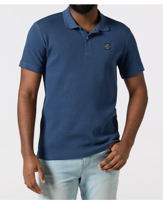 تيشيرت بولو برقعة للرجال، أزرق (KiK Poloshirt mit Aufnäher (blau)) — KiK, منتج ألماني أصلي في المغرب
