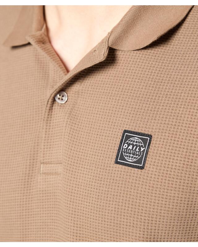 Polo à écusson homme, marron clair (KiK Poloshirt mit Aufnäher (hellbraun)) — KiK, produit allemand authentique au Maroc
