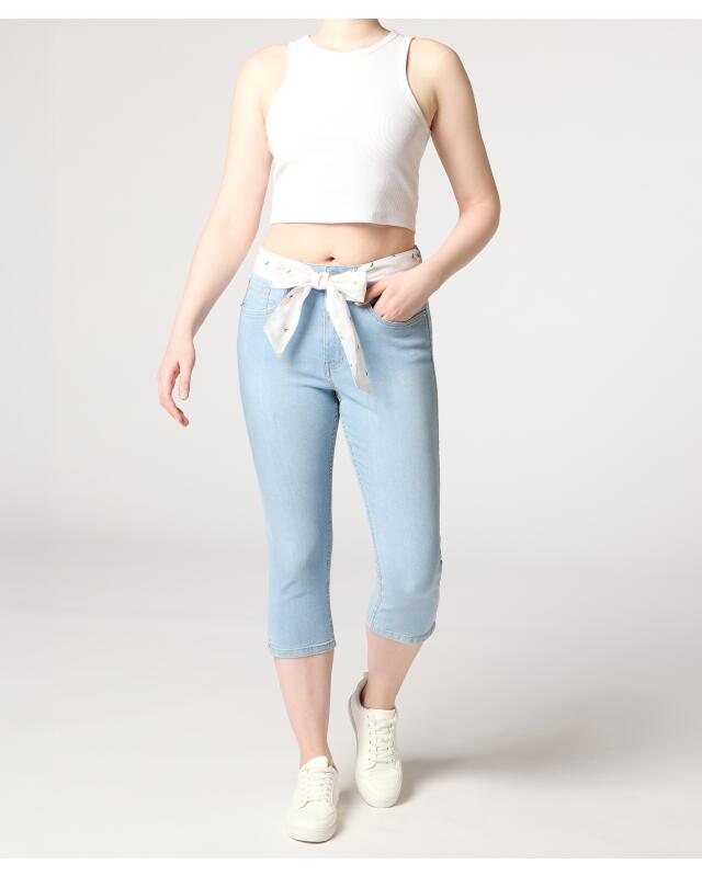 Jean capri avec ceinture en tissu femme, jean clair (KiK Capri-Jeans mit Stoffgürtel (jeansblau hell)) — KiK, produit allemand authentique au Maroc