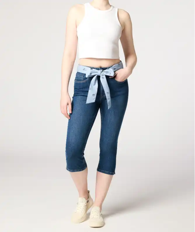 Capri-Jeans mit Stoffgürtel