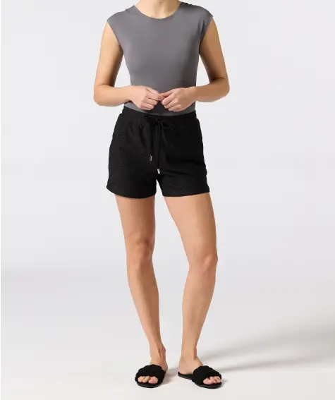 Shorts mit Lochstickereien