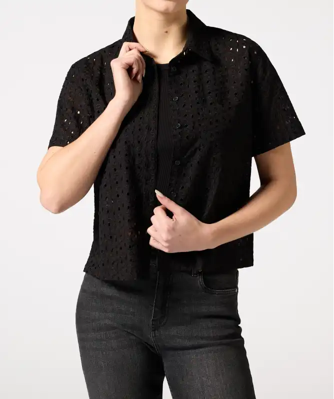 Kurzarmbluse mit Lochmuster