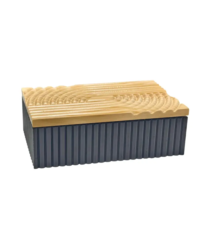 Holzbox mit strukturierter Oberflche, schwarz