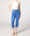 Blaue Hose in Caprilänge blau bedruckt