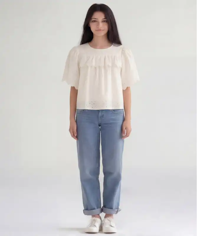 Kinder blouse met oogjesborduursel