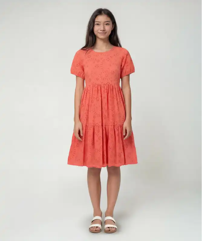 Kleid mit Lochstickereien