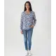 Blusa azul con estampado de flores