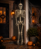 Szkielet jako dekoracja na Halloween złamana biel