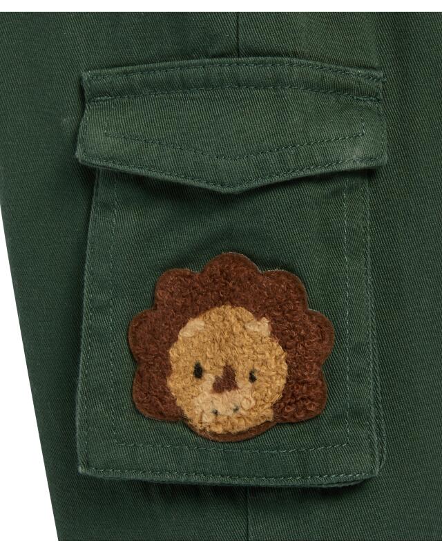Twill trousers with lion appliqué for baby boys, dark green (KiK Twillhose mit Löwen-Applikation (dunkelgrün)) — KiK, authentic German product in Morocco